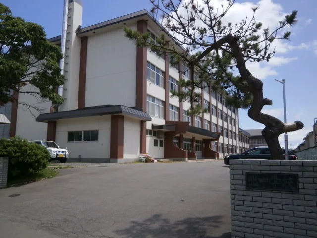 函館市立北中学校まで1000m