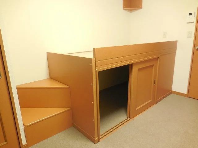 ベッドの下にも、収納スペースが御座います。