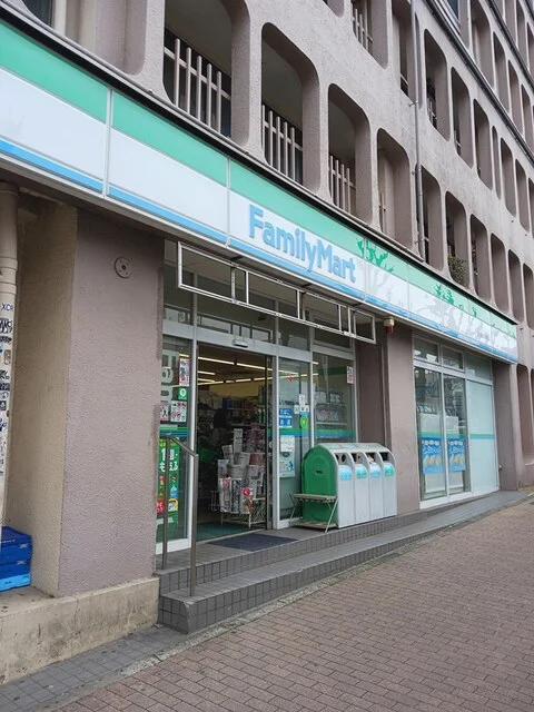 ファミリーマートまで208m