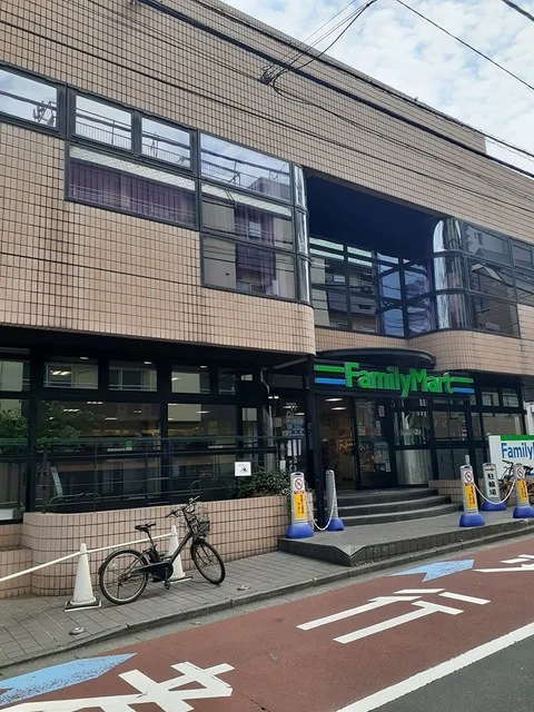 ファミリーマートまで242m