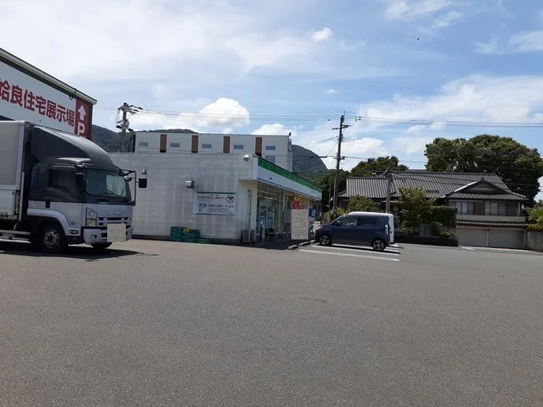 ファミリーマート重富麓店まで650m