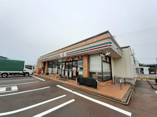 セブンイレブン三条西本成寺店まで800m
