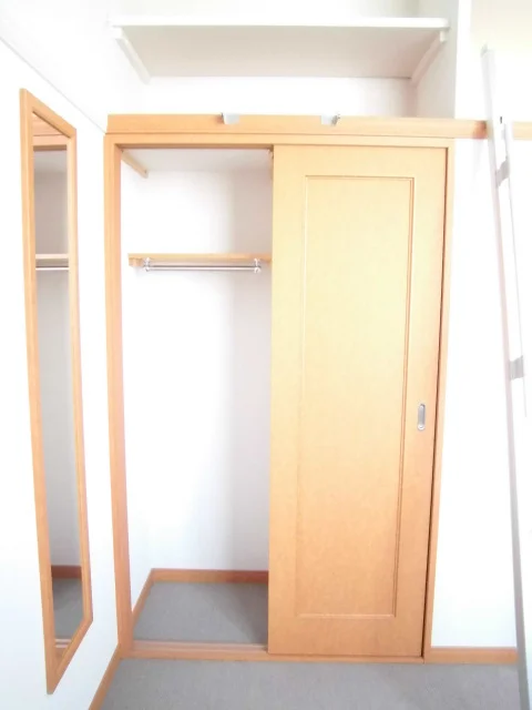 クローゼットの横には全身鏡もついてます！