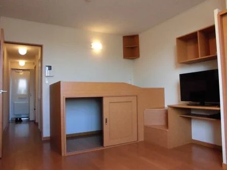 ハイベッドの下には大きな収納があります。