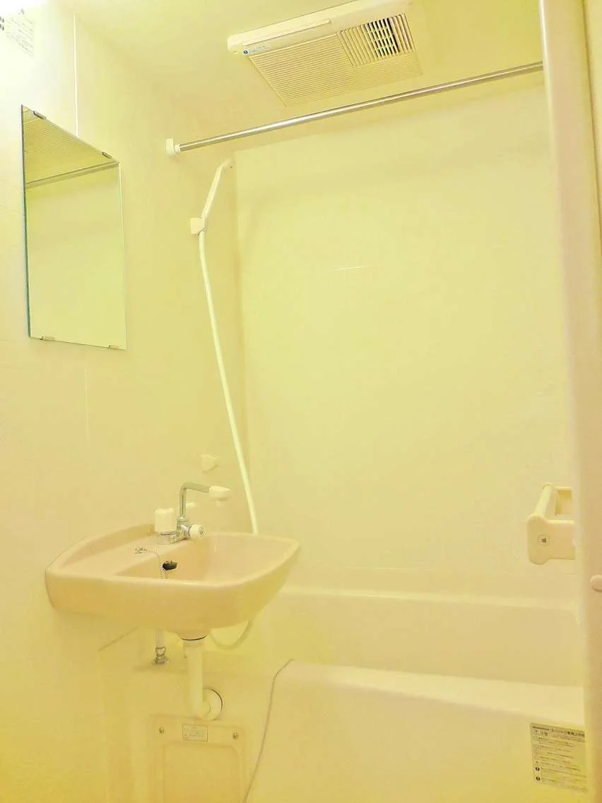 白を基調とした清潔感のある浴室です。