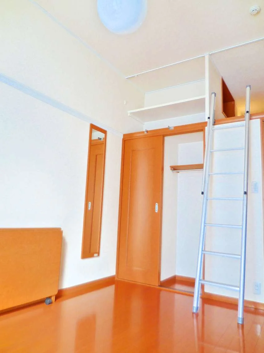 収納棚はポール付なので大切なお洋服も皺になりません。