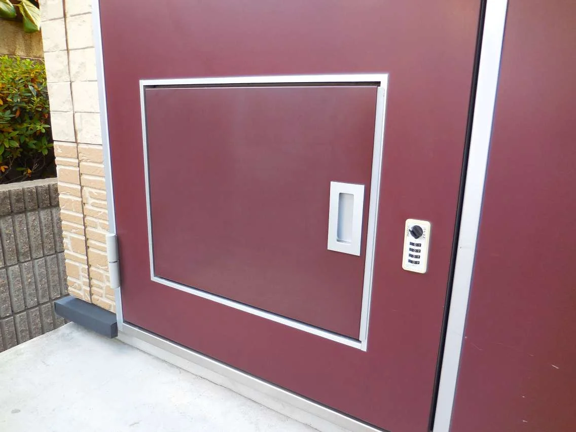 時間指定をしなくても宅配便が受け取れる宅配BOX付です。