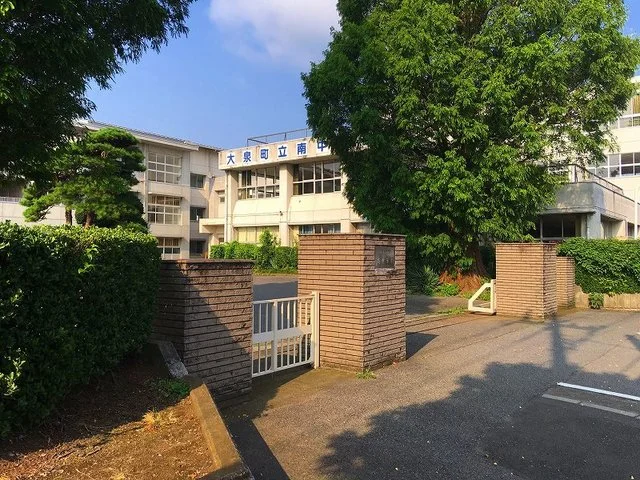 大泉南中学校まで2300m