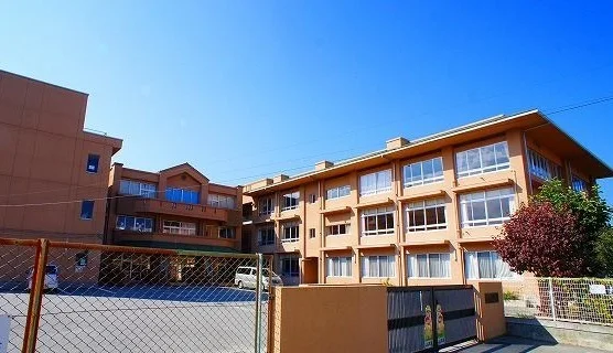 大里小学校まで2100m