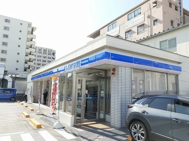 ローソンおもろまち駅前店まで70m