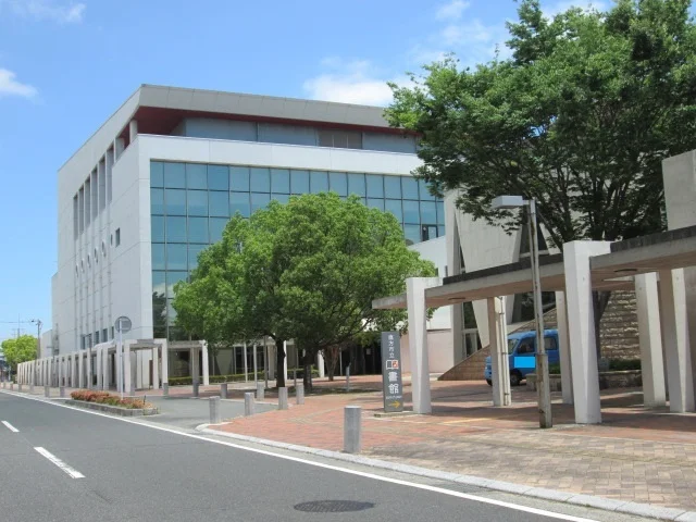 直方市立図書館まで1200m