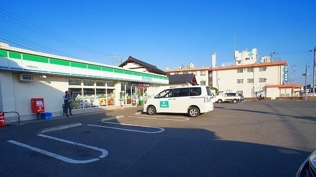 ファミリーマートまで210m