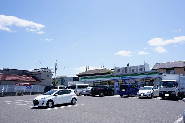 ファミリーマートまで210m