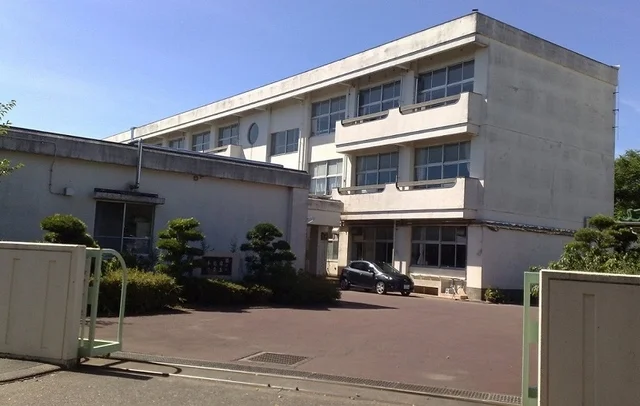 湖西市立白須賀中学校まで1300m