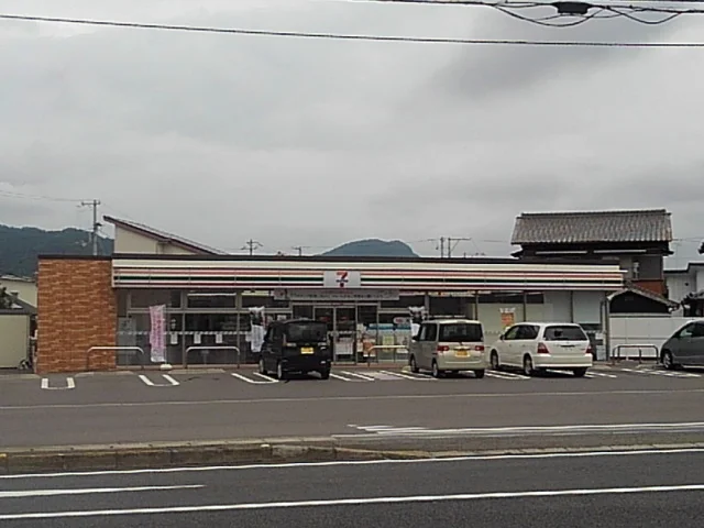 セブンイレブン三豊市役所前店まで800m