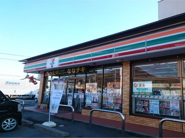 セブンイレブン　鴨方インター店まで350m