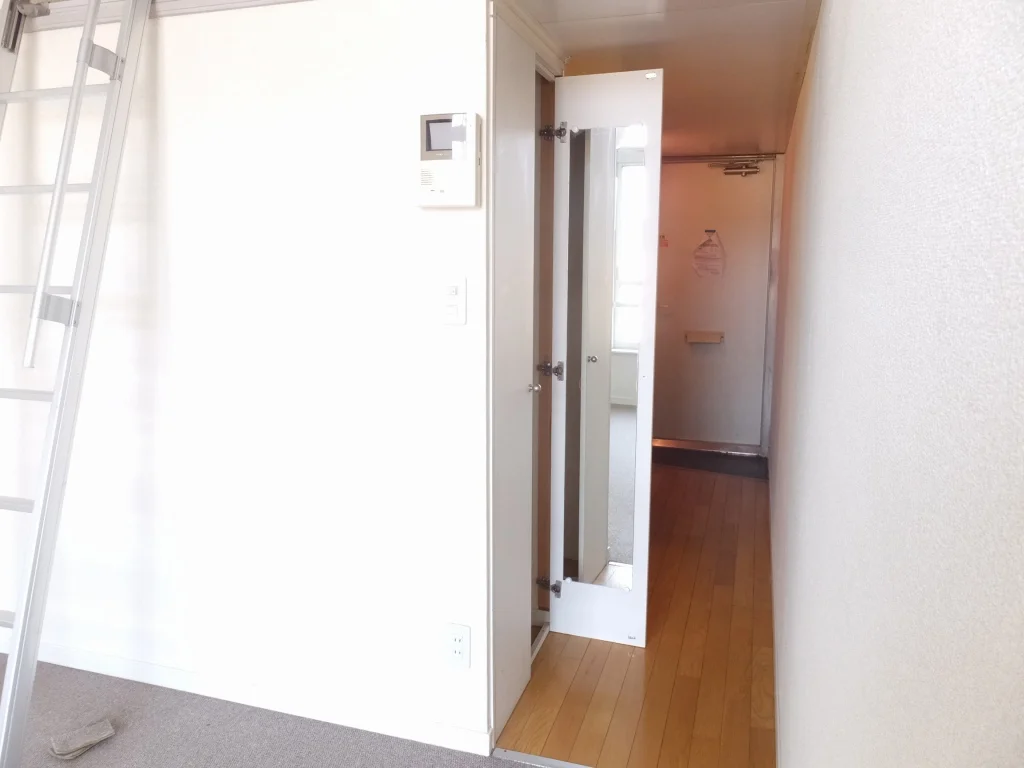 全身鏡付きのクローゼットです。