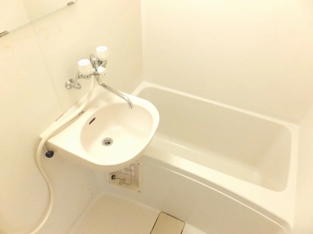 清潔感のある白を基調とした明るい浴室です。