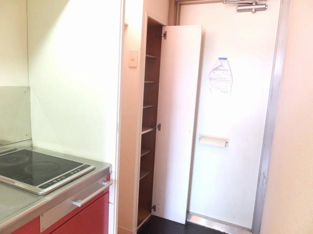 玄関脇には段差を自由に変更できる靴箱がございます。