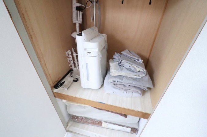 長期出張の衣類や季節の備品も余裕で収まるスペース。生活感を隠して部屋全体をスタイリッシュに保てます。