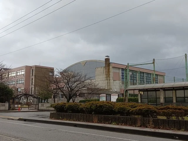 金沢大学附属小・中学校まで1000m