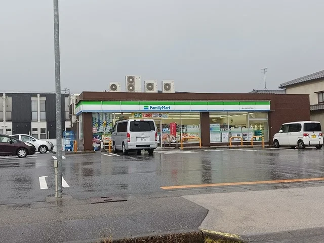 ファミリーマートまで700m