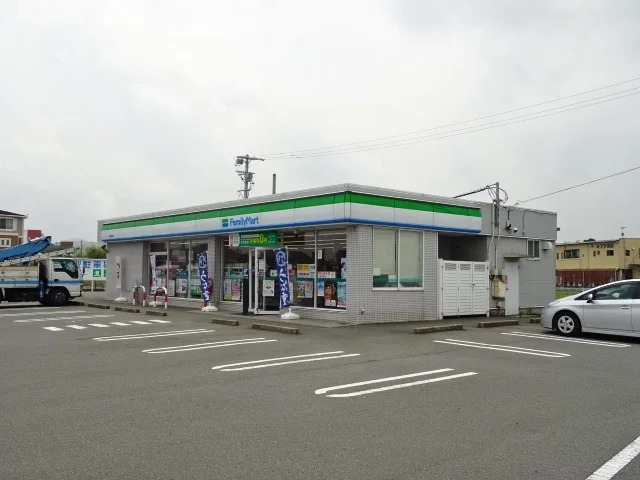 ファミリーマートまで2700m