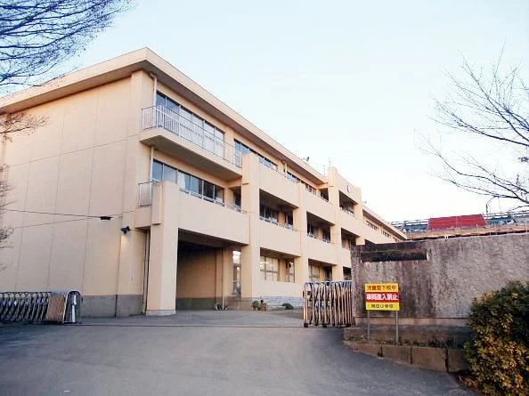 牛久市立岡田小学校まで1300m