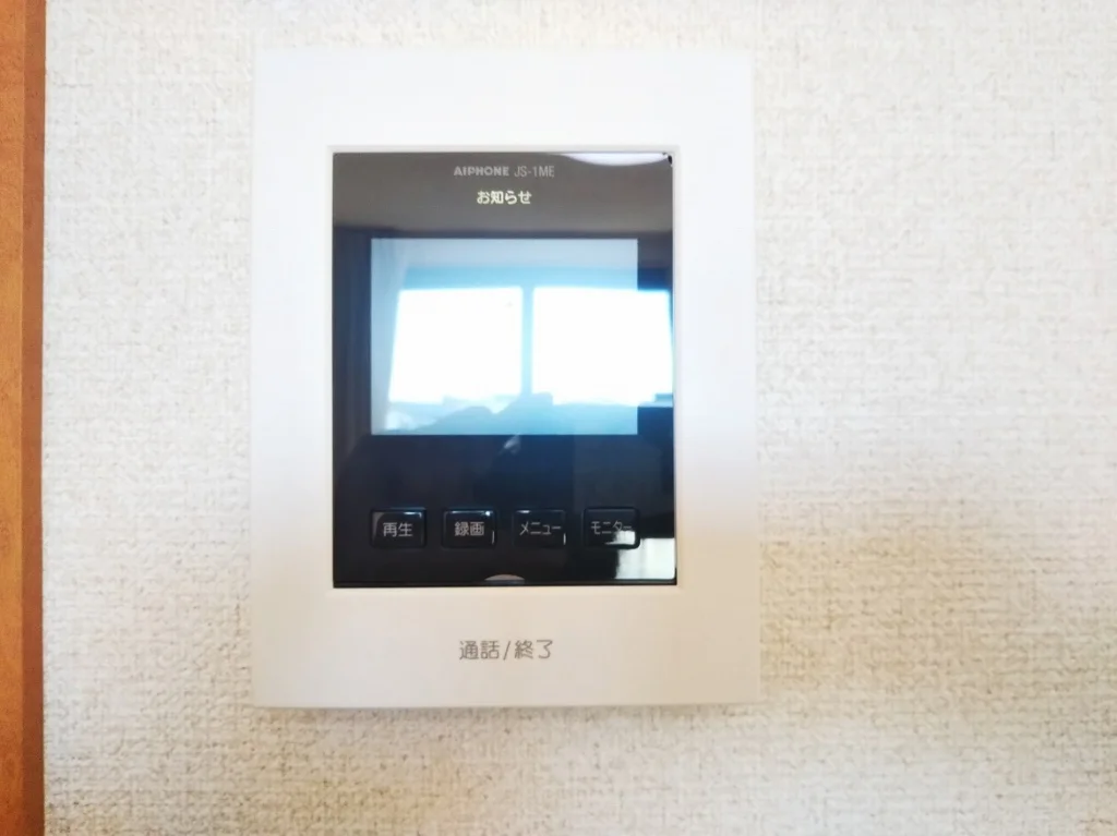 モニター付きインターホンで安心。同タイプの写真です。