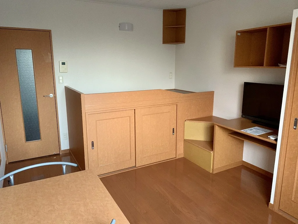 1階はフローリング。部屋により家電製品が異なる場合あり。