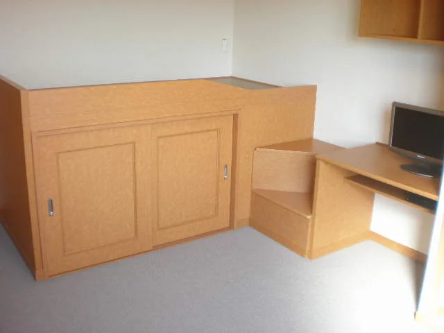 ベッドの下は収納になっています。