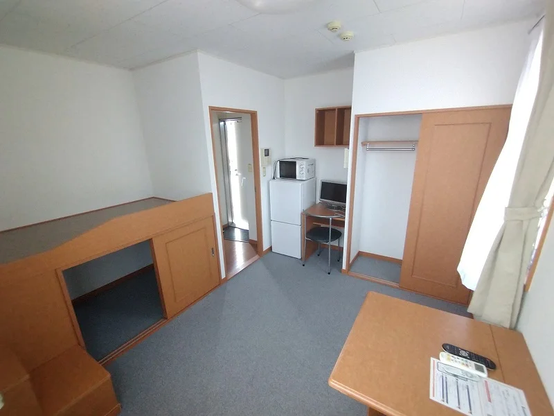 １階床は絨毯仕様。角部屋のみサッシ2つ。