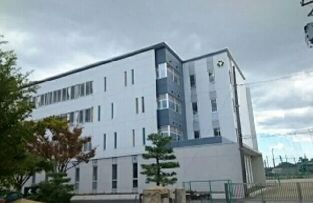 四日市市立富田中学校まで1490m