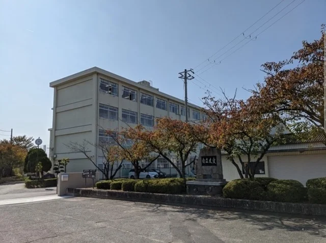 平岡中学校まで290m