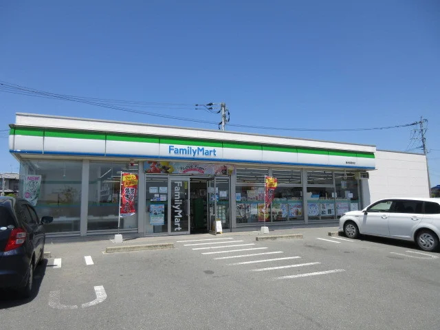 ファミリーマートまで460m