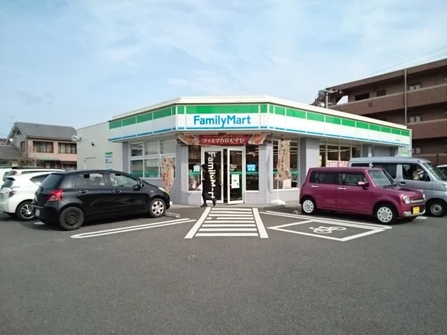 ファミリーマートまで750m
