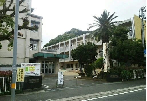 鶴岡小学校まで650m