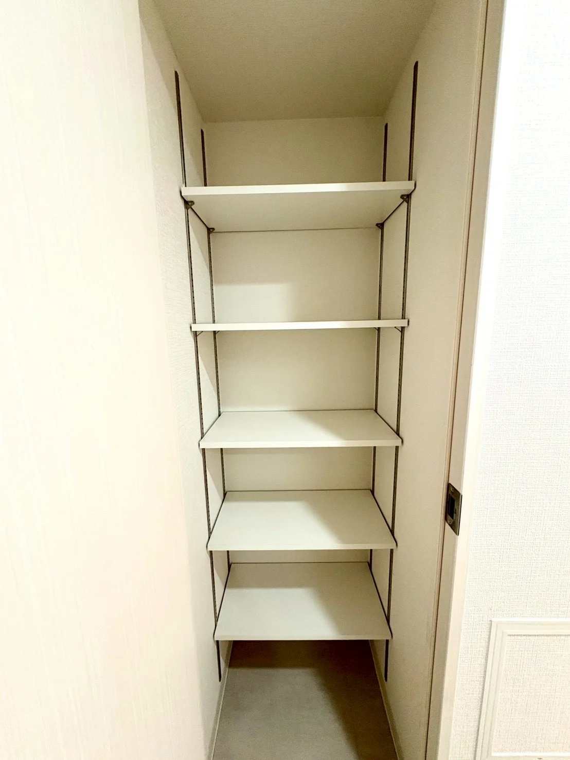 玄関に嬉しい収納棚♪