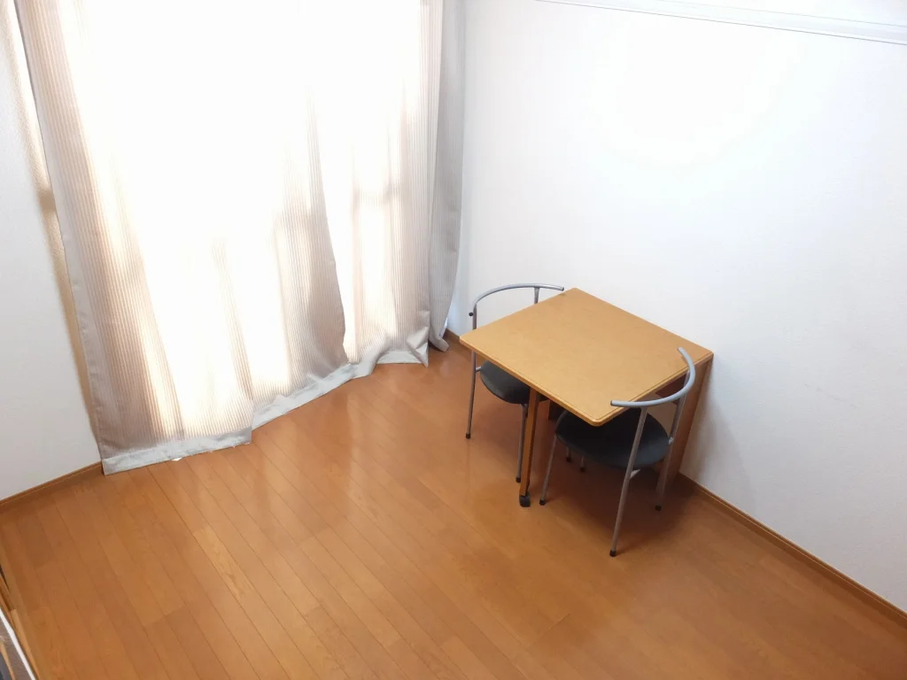 備え付けのテーブルは折り畳むことができます。