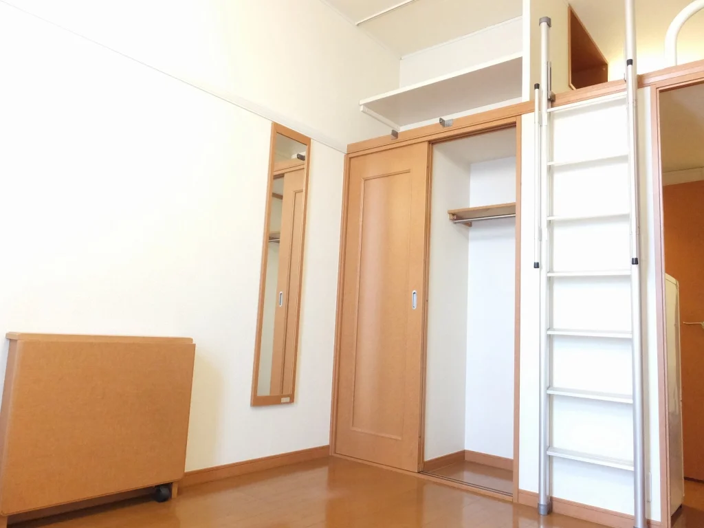 天井まで続く収納スペース