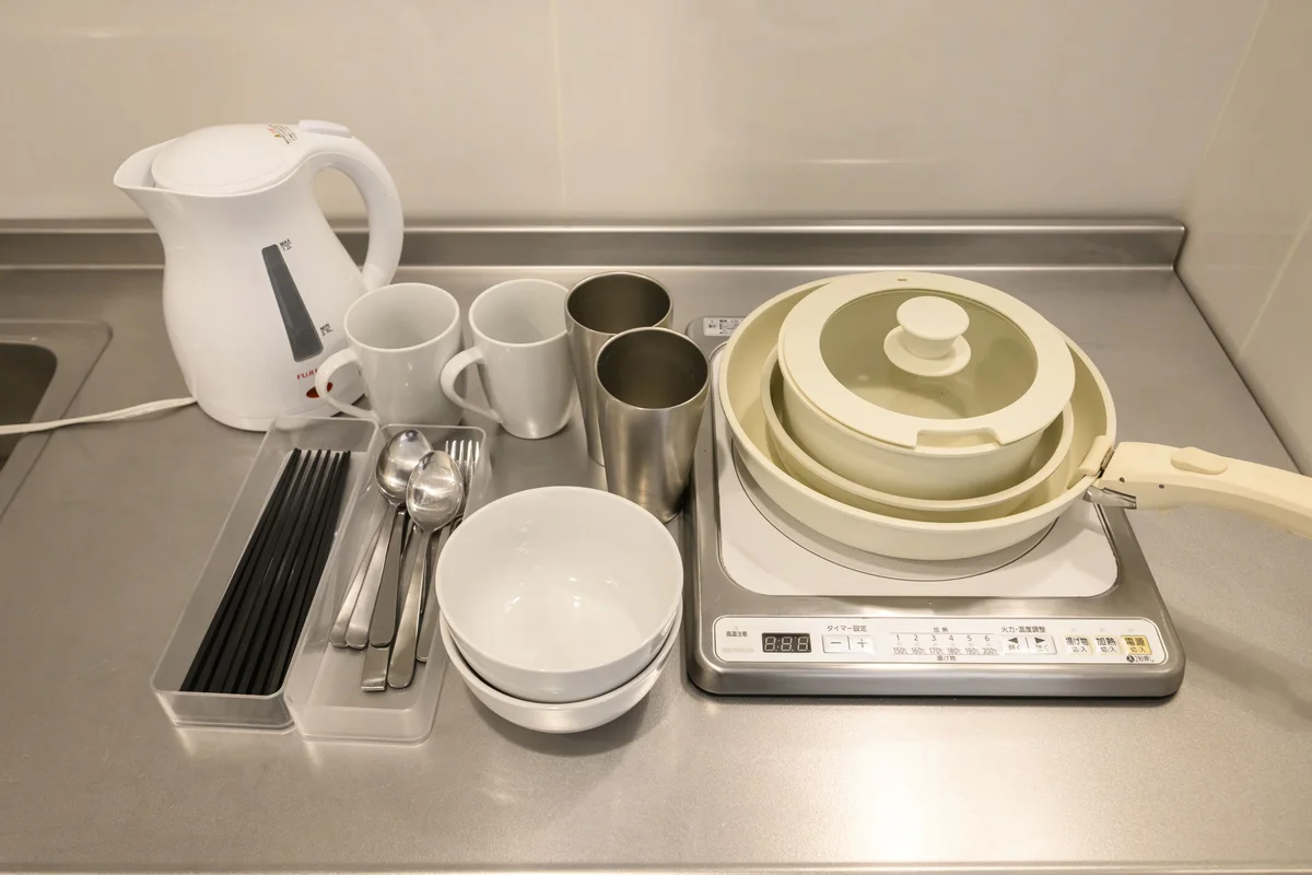 キッチンには、調理器具やカトラリーをご用意しております。