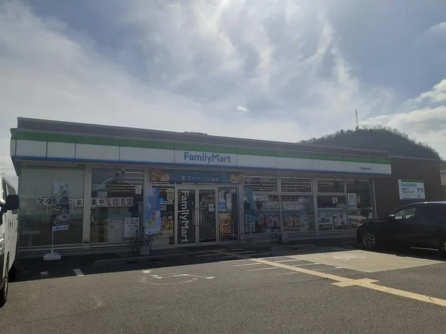 ファミリーマートまで765m