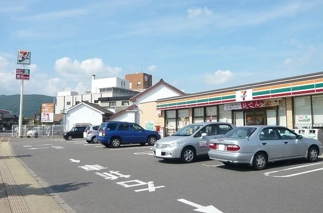 セブンイレブンまで700m