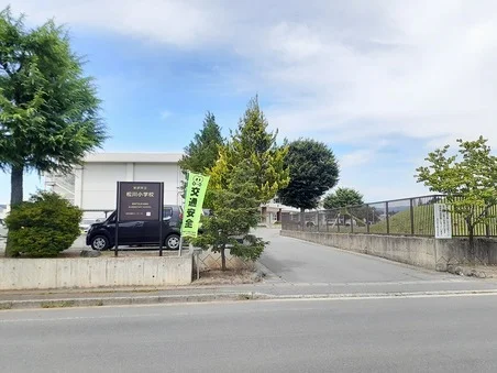 松川小学校まで1030m