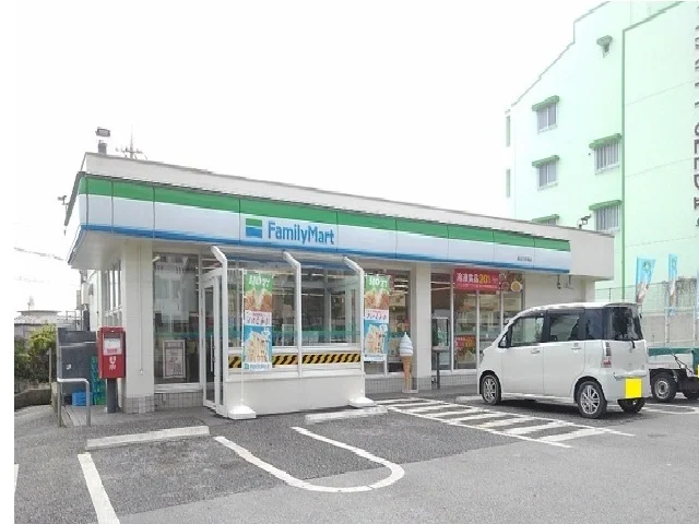 ファミマ具志川仲嶺店まで700m