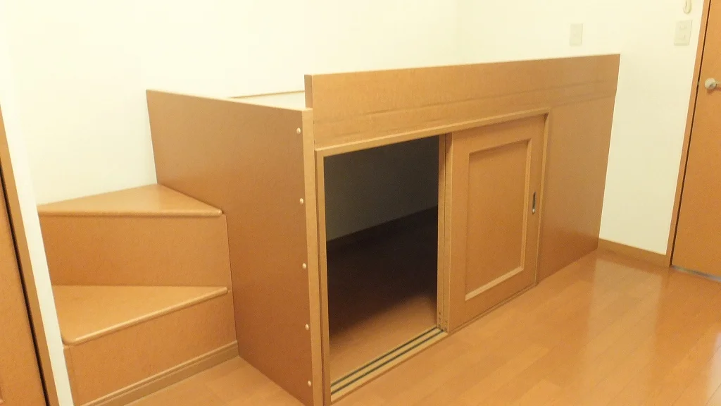 ベッド下にも、収納スペースが御座います。