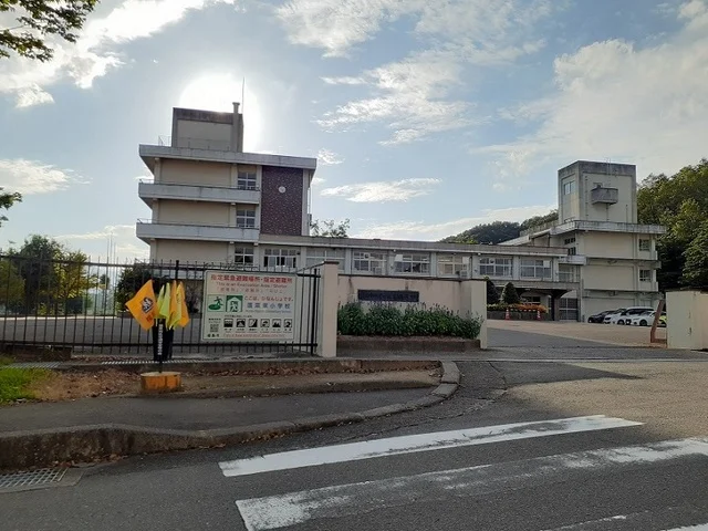 福島市立蓬莱東小学校まで900m