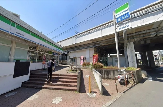 ファミマ　西浦和駅前店まで650m