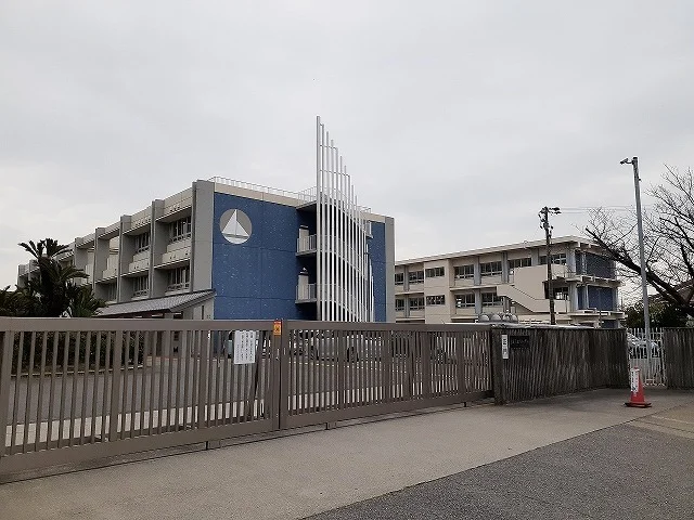 大浜小学校まで1700m