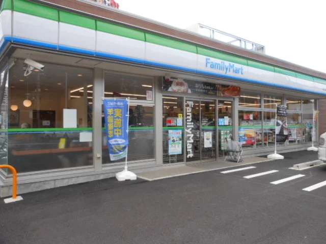ファミリーマート名南上浜町店まで300m
